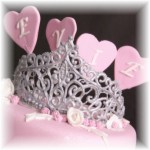 prinsessentaart met tiara van royal icing