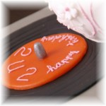 platenspeler taart en theepot stapeltaart