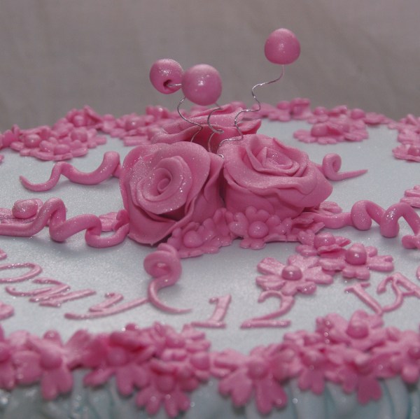 blauw/roze roezeltaart ruches taart