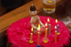 zes kaarsjes op de buddhataart zes kaarsjes op de indonesische taart