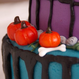 pompoen van marsepein op halloween taart