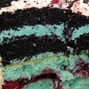 zwarte en blauwe cake met blauwe vulling van halloweentaart