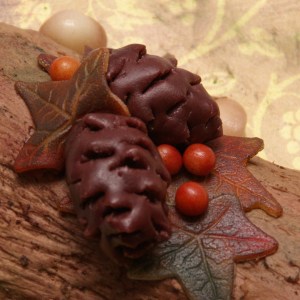 denneappels van marsepein op bûche boomstam