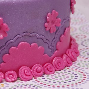 detail crimper meidentaart meidentaart met glitter in roze en paars