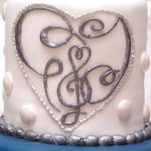 initialen op bruidstaart initialen op de bruidstaart