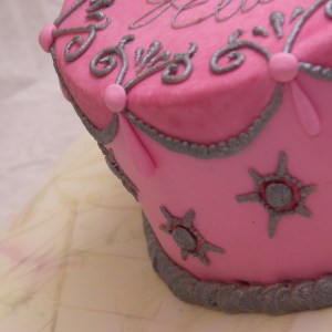 roze taart met zilver spuitwerk roze taart a la margaret braun