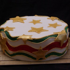 taart met kleuren van de surinaamse vlag