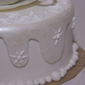 winterse witte taart winters en wit met glimmers en royal icing spuitwerk