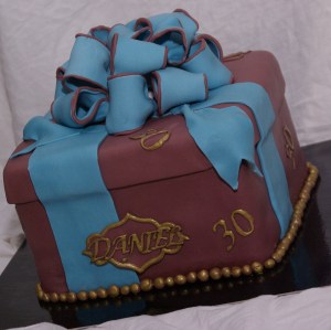 kadodoos taart met strik van fondant