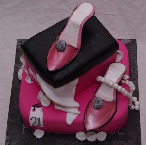 hakjes van fondant op schoenendoostaart