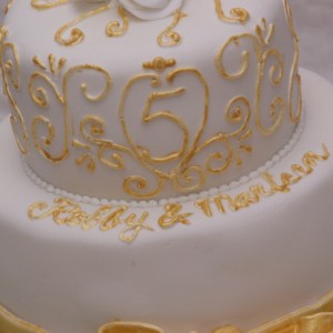 klein bruids taartje mini trouwtaartje tweelaags wit goud