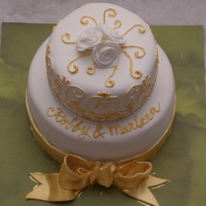 minibruidstaartje klein bruids taartje twee lagen wit goud