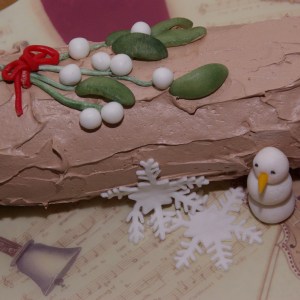 bûche de noël boomstammetje taart kersttaart yule log met maretak van marsepein en fondant mistletoe