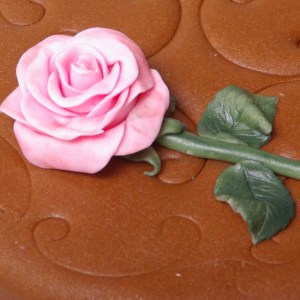 fondant roos op chocolate mudcake taart