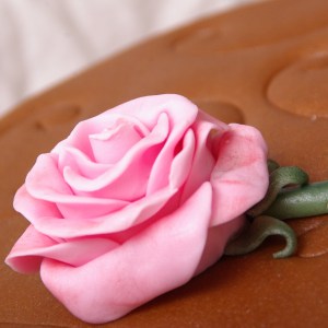 fondant roos op chocolate mudcake taart