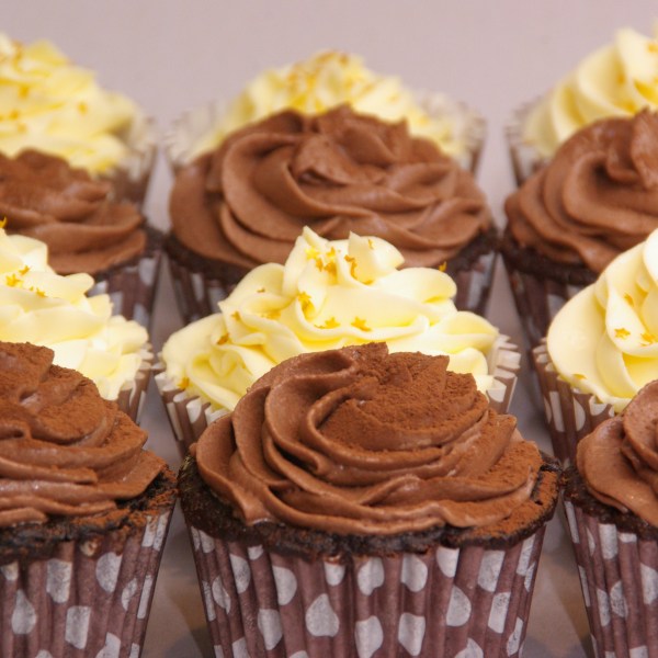 mokka en lemoncurd cupcakes chololate mudcake cupcakes met mokkatoef en cupcakes gevuld met lemoncurd met mascarpone / lemoncurd toef