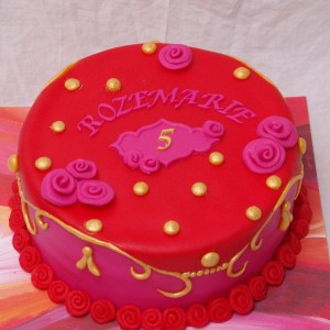 oilily stijl taart met roze rood en goud inclusief bijpassende kaarsjes