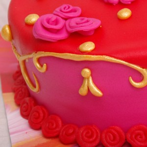 oilily stijl taart in roze rood en goud