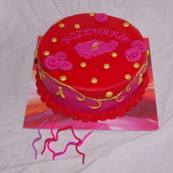 oilily style cake taart met kaarsjes in roze en rood