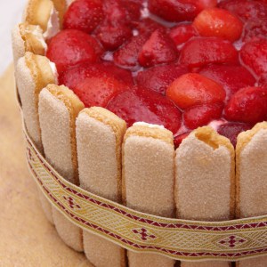 driekoningen taart met lange vingers en aardbeien