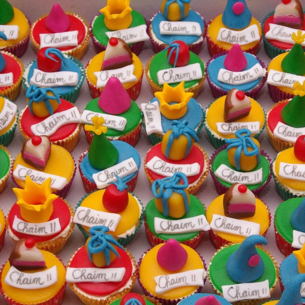 vanille cupcakejes met feesthoedjes