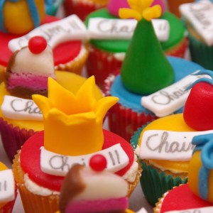 vanille mini cupcakes met feesthoedjes van marsepein