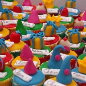 vanille cupcakes met feesthoedjes van marsepein