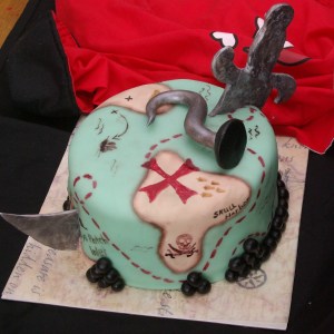 piratentaart met zwaard en haak pirate cake with sword and hook