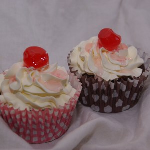 chocolate mud cupcakes met witte chocolade/swissmerengue botercreme, amarenakersen en bigarreaux