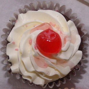 chocolate mud cupcakes met witte chocolade/swissmerengue botercreme, amarenakersen en bigarreaux