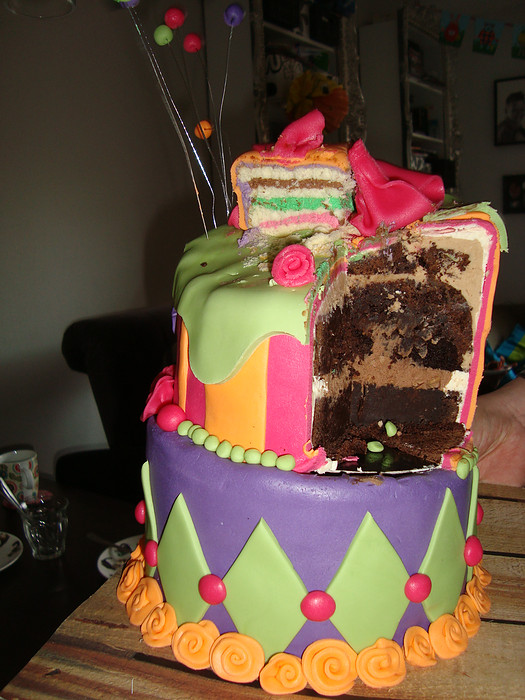 topsy turvy vrolijke verjaardagstaart aangesneden binnenkant topsy turvy vrolijke verjaardagstaart aangesneden binnenkant