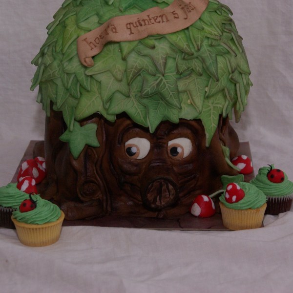 sprookjesboomtaart eftelingtaart met bijpassende cupcakes sprookjesboomtaart eftelingtaart met bijpassende cupcakes