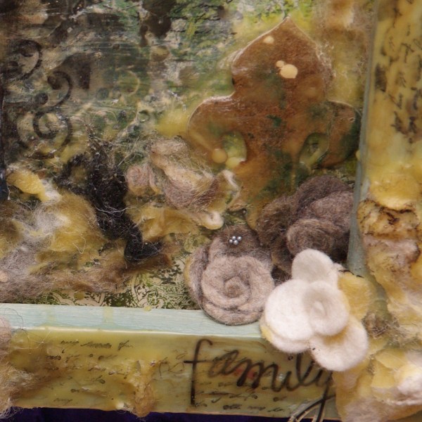 mixed media canvas met bijenwas, verf, inkt, wol, bloemen, foto's, transparency en meer mixed media canvas met bijenwas, verf, inkt, wol, bloemen, foto's, transparency en meer