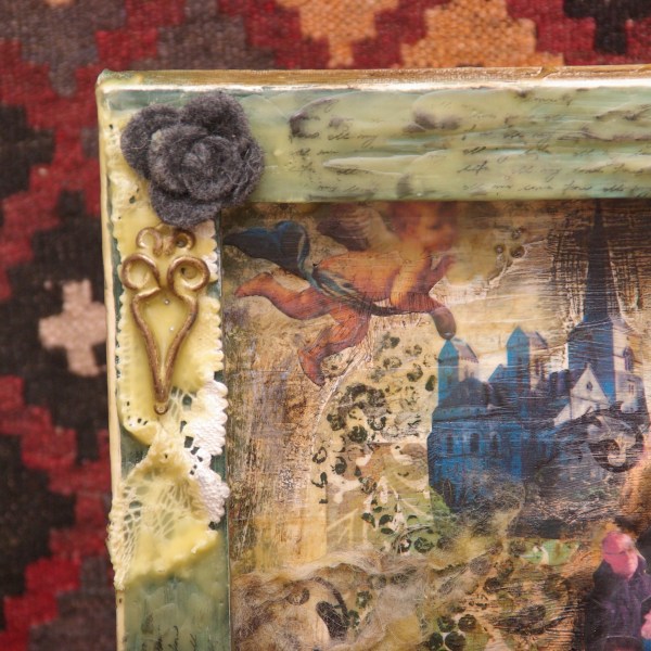 mixed media canvas met bijenwas, verf, inkt, wol, bloemen, foto's, transparency en meer mixed media canvas met bijenwas, verf, inkt, wol, bloemen, foto's, transparency en meer