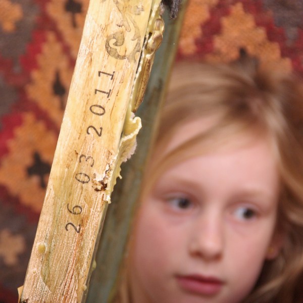 mixed media canvas met bijenwas, verf, inkt, wol, bloemen, foto's, transparency en meer mixed media canvas met bijenwas, verf, inkt, wol, bloemen, foto's, transparency en meer