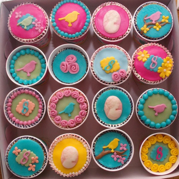 oilily PIP style cupcakes met vogeltje, roosjes en camee oilily PIP style cupcakes met vogeltje, roosjes en camee