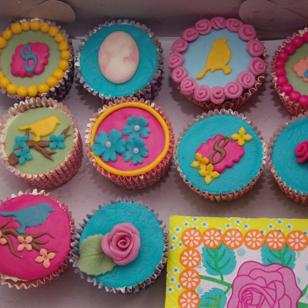 oilily PIP style cupcakes met vogeltje, roosjes en camee oilily PIP style cupcakes met vogeltje, roosjes en camee