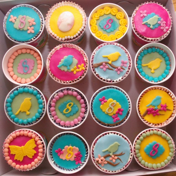 oilily PIP style cupcakes met vogeltje, roosjes en camee oilily PIP style cupcakes met vogeltje, roosjes en camee