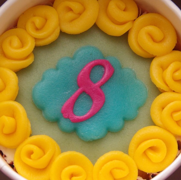 oilily PIP style cupcakes met vogeltje, roosjes en camee oilily PIP style cupcakes met vogeltje, roosjes en camee