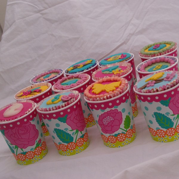 oilily PIP style cupcakes met vogeltje, roosjes en camee oilily PIP style cupcakes met vogeltje, roosjes en camee