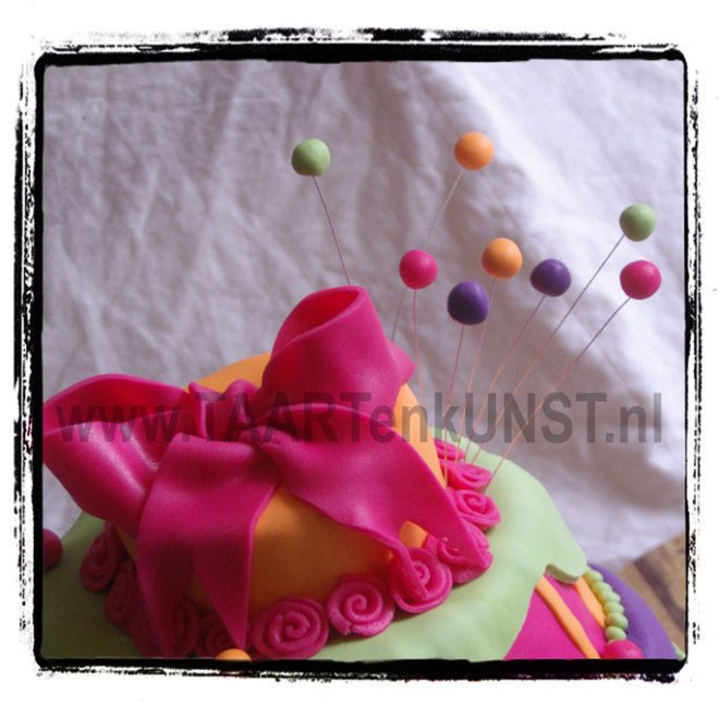 vrolijke stapel verjaardagstaart topsy turvy whimsical cake chocolate mudcake