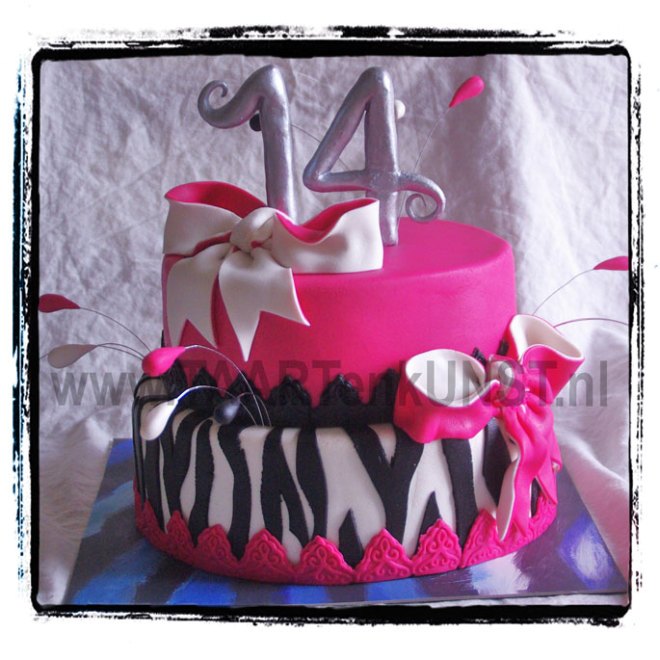 zwartwit zebra verjaardagstaart roze taart met strikken verjaardagstaart birthdaycake 14 zebra pink