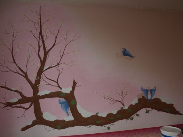 muurschildering elfjes bloesem boom winter sneeuw