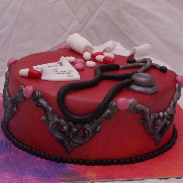 dokters praktijk taart met stethoscoop verband en medicijnen