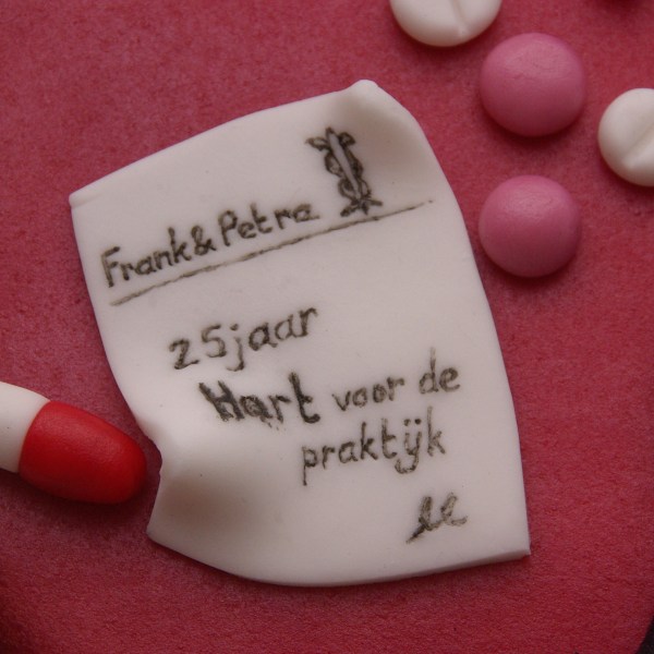 dokters praktijk taart met stethoscoop verband en medicijnen