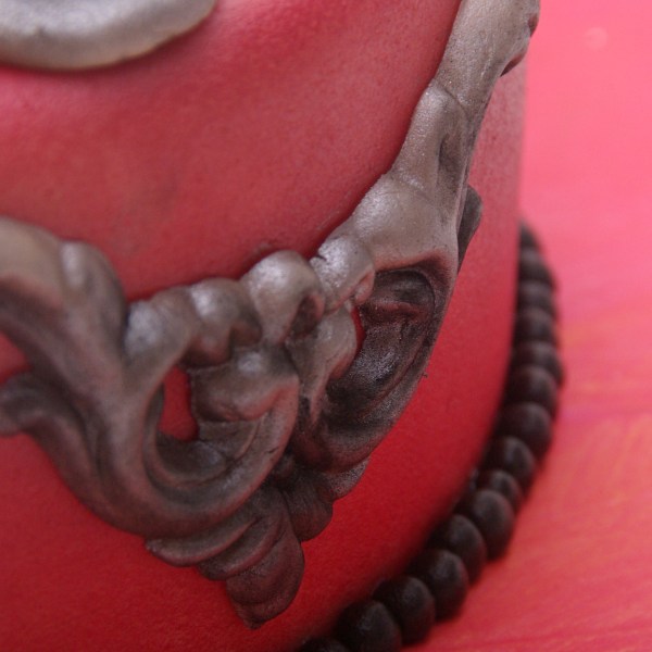 dokters praktijk taart met stethoscoop verband en medicijnen