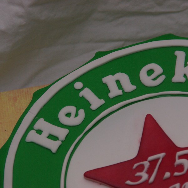 heineken bierdopje kroonkurk taart biertje? met mascarpone fruit vulling heineken bierdopje kroonkurk taart biertje? met mascarpone fruit vulling