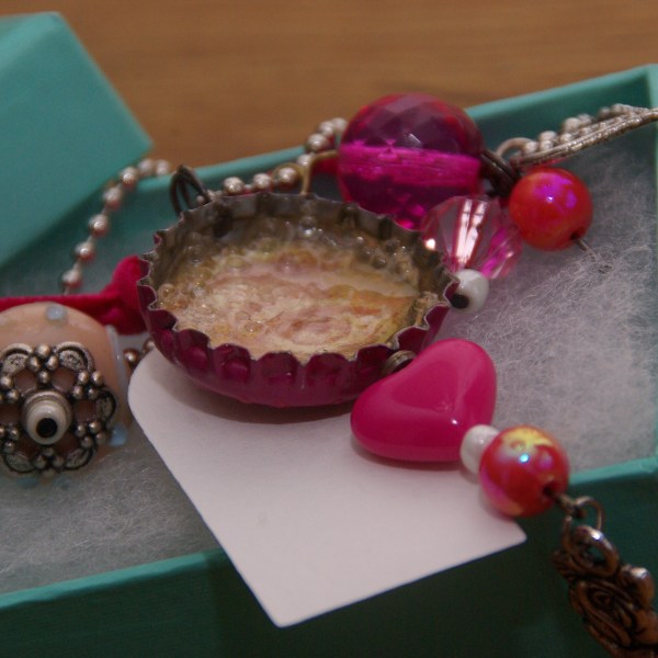 give away taartenkunst hyve kroonkurk hangertje met kralen mixed media