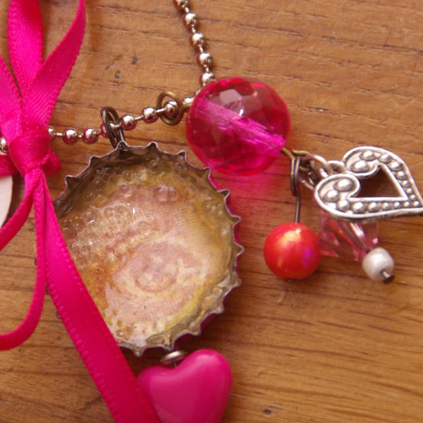 give away taartenkunst hyve kroonkurk hangertje met kralen mixed media