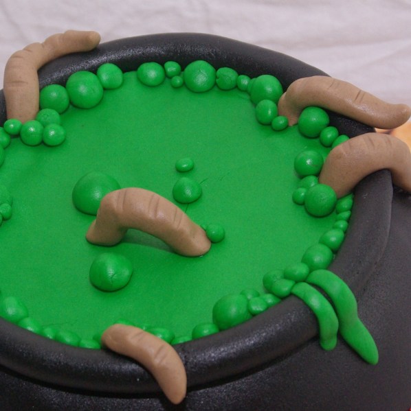 heksenketel taart met wormen